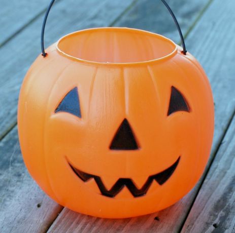 plastic-pumpkin-bucket-makeover-1-1